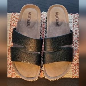 Muk Luks platform woven sandal size 7